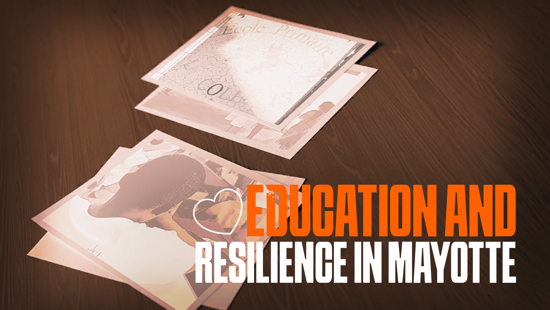 Une pile de documents, dont certains comportent des cartes et des visages, est posée sur une surface en bois. Un texte orange et blanc en gras indique : "Éducation et résilience à Mayotte.